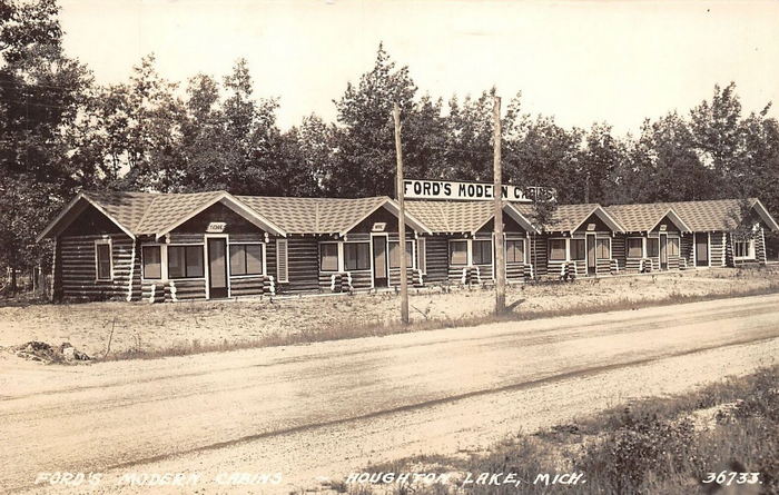Hoyers Resort (Fords Modern Cabins, Shangri-La Log Cabin Resort, Bentons) - Vintage Postcard (newer photo)